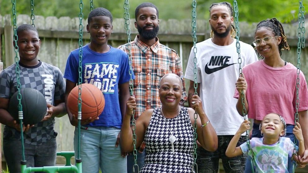 PHOTO: Debbie Jones poses with her family at her home in Pearl, Miss.