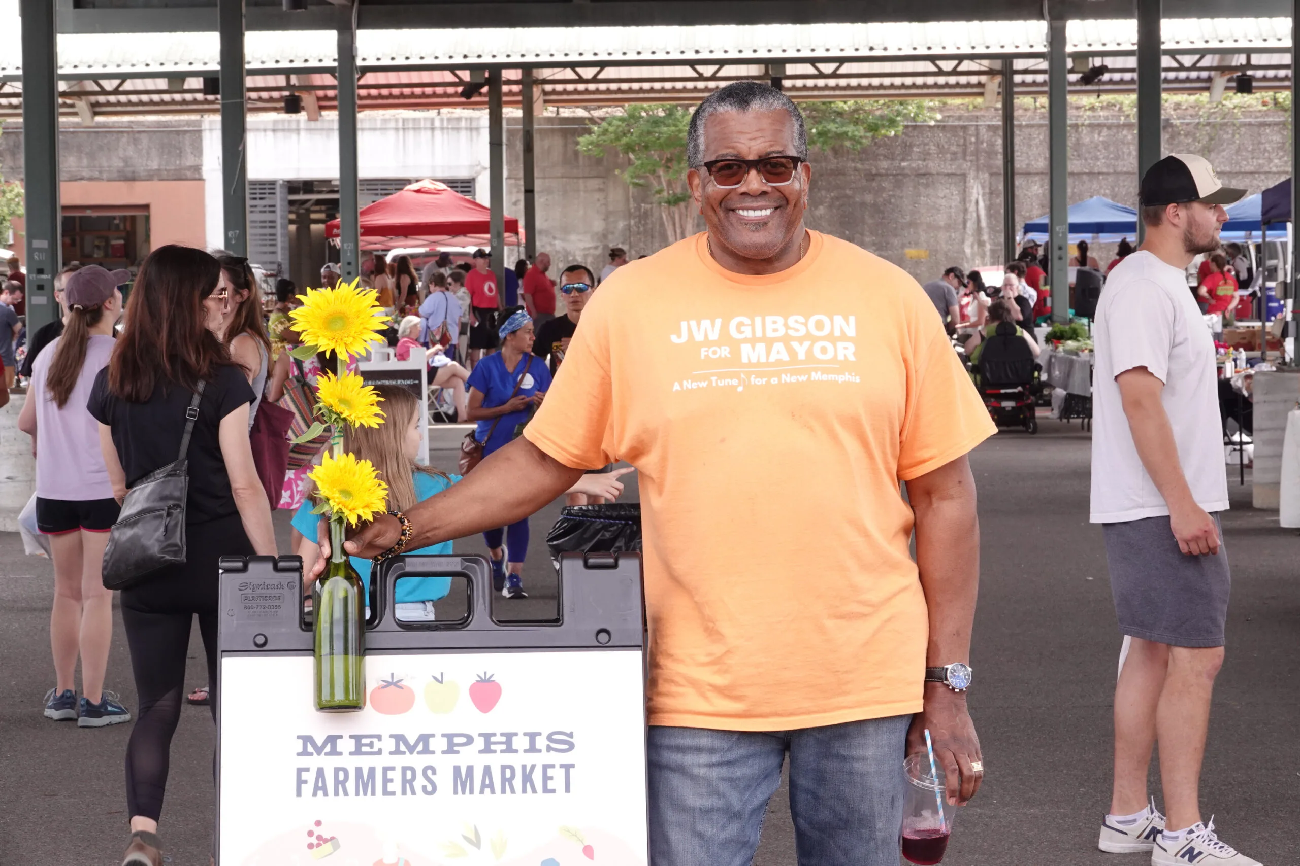 Memphis mayoral candidate JW Gibson at the Memphis Farmers Market on Saturday June 10, 2023. (© Karen Pulfer Focht)
