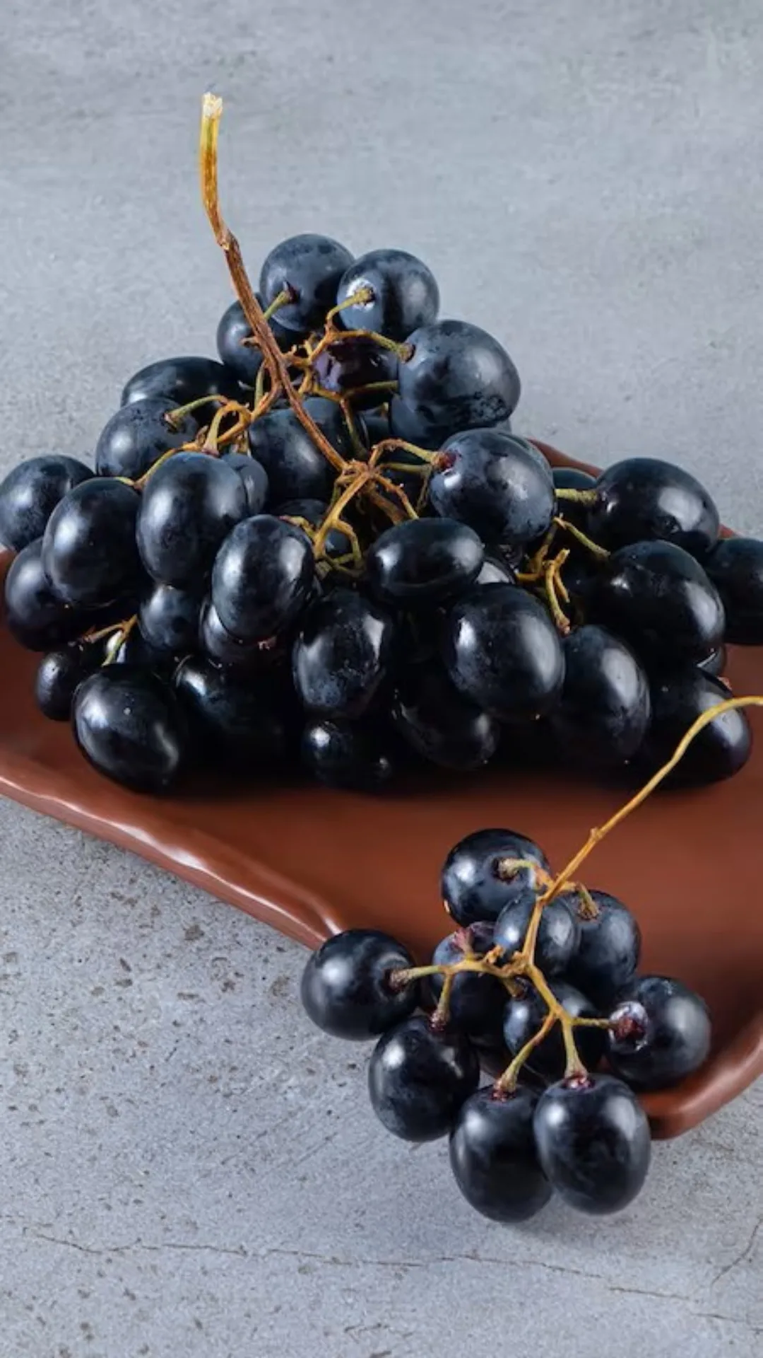 Antioxidant Power: Black grapes are rich in antioxidants, protecting cells from damage and promoting health.