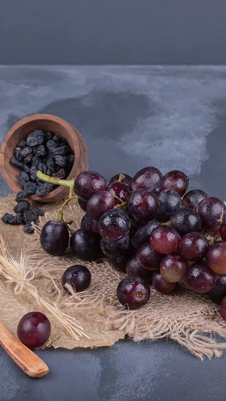 Diabetes Control: Black grapes, when consumed in moderation may help improve insulin sensitivity as it has resveratrol.