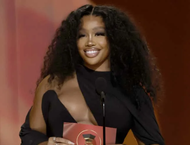 Image for article titled SZA’s Breast Implant Removal Sparks Discussion on Black Women's Selfishness About Their Health