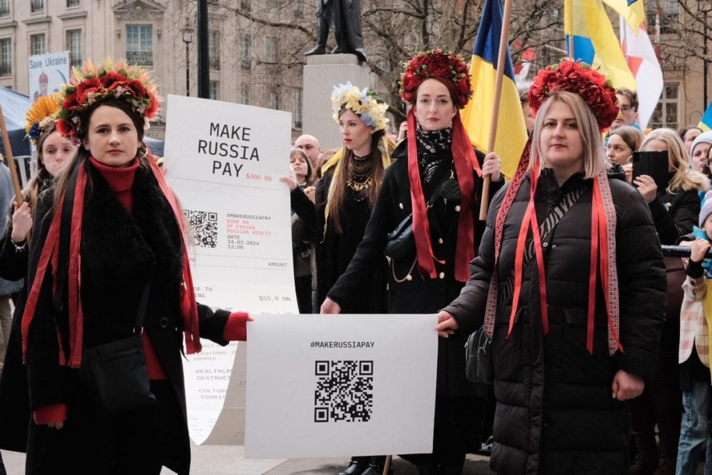 Protest Ukraine activists make Russia pay reparations