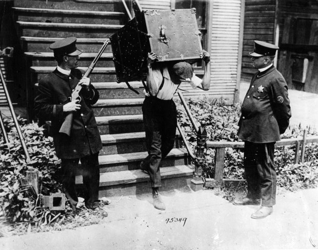 A Black resident of the south side moves his belongings to a safety zone under police protection during the Chicago race riots of 1919. (Chicago Tribune historical photo)