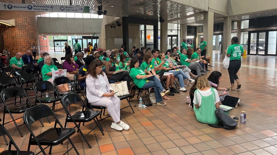 South Florida residents have organized against Miami-Dade County’s plan to build the nation’s largest trash incinerator near their communities. At a September meeting of the county’s board of commissioners, many protesters dressed in green T-shirts with a simple message printed in white, “MIRAMAR SAYS NO TO INCNERATOR.” They filled the commission’s chambers and overflowed into the atrium, where they watched the meeting on a television screen.