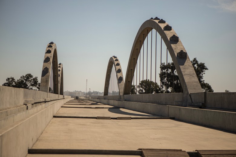 A construction site for a segment of the high speed rail in Fresno on Oct. 20, 2023. Construction has started a 171-mile starter segment connecting Central Valley’s Bakersfield and Merced. Photo by Larry Valenzuela, CalMatters/CatchLight Local